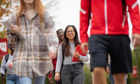 Group of 侫Ƶ international students walking on campus