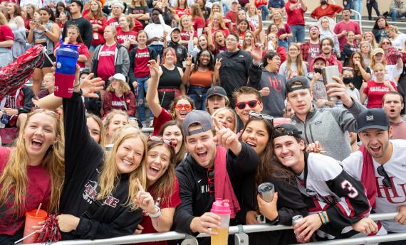 侫Ƶ students and alumni cheering at homecoming game, athletics