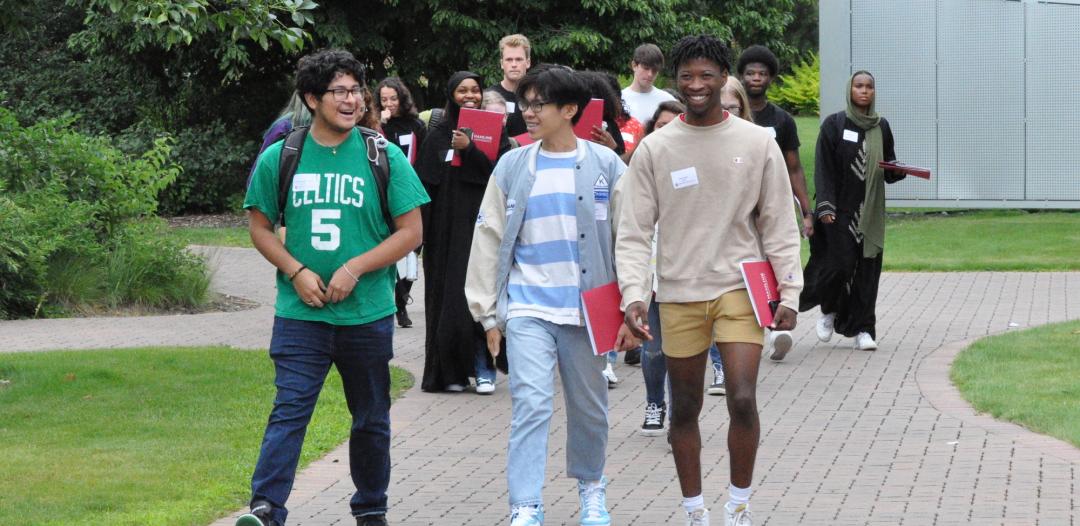 SOAR students (incoming freshmen) walking on campus at 侫Ƶ
