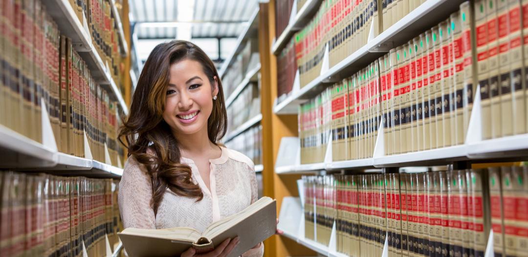 侫Ƶ student in Paralegal program in law library
